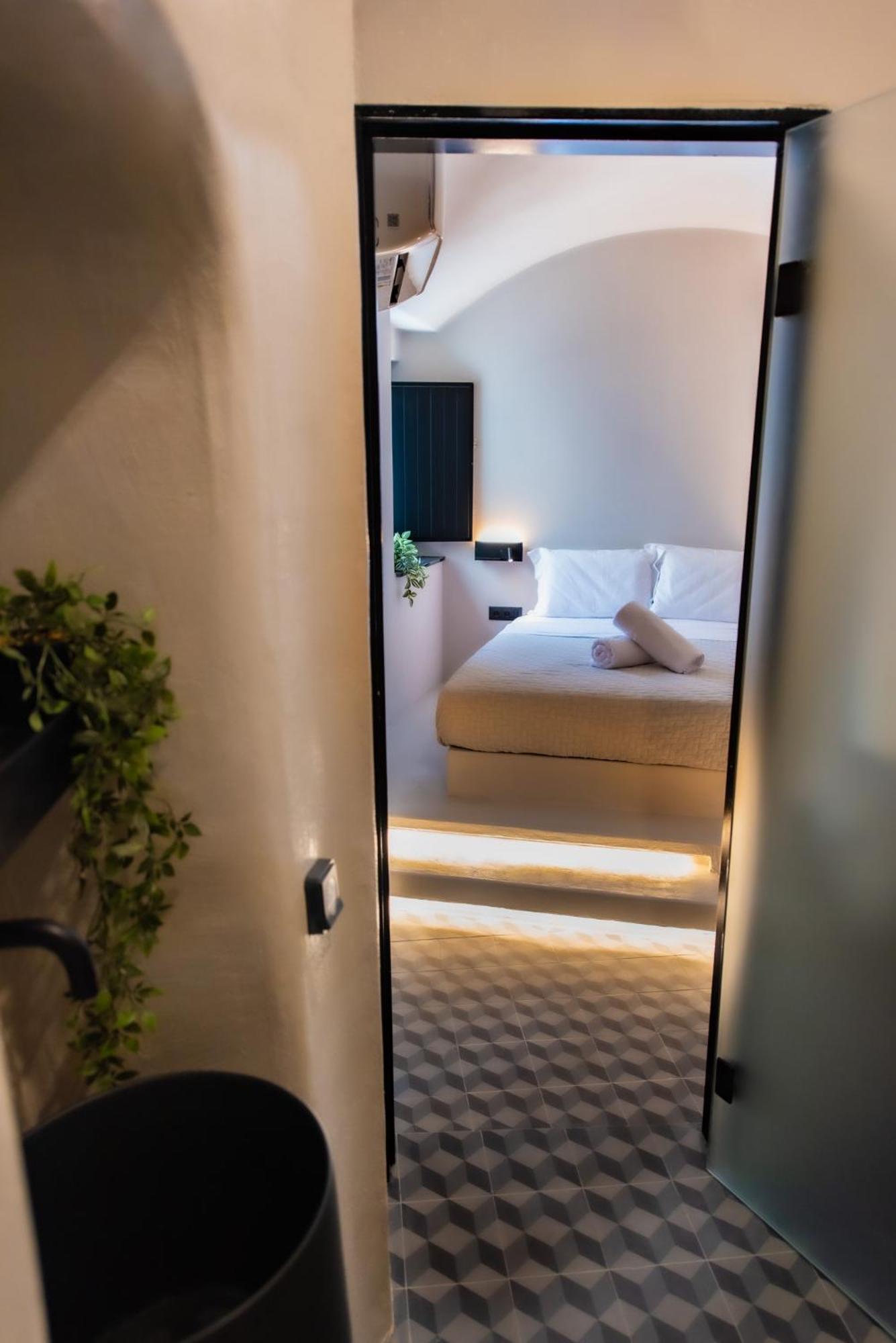 Noir Cave Villa With Private Jacuzzi And Sunset Terrace Pýrgos Extérieur photo